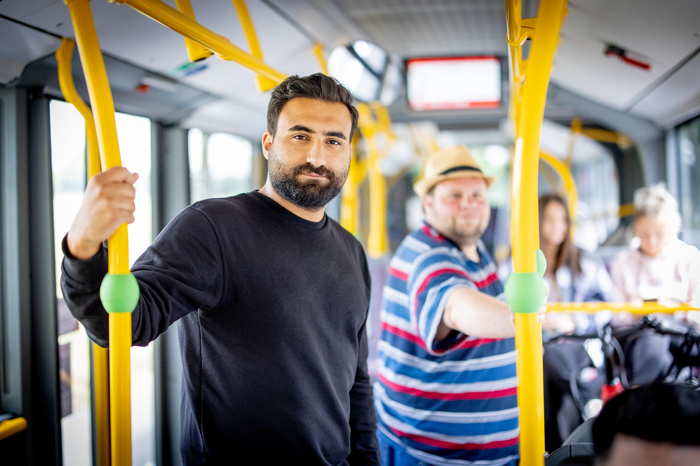 Ein Mann steht im Bus.